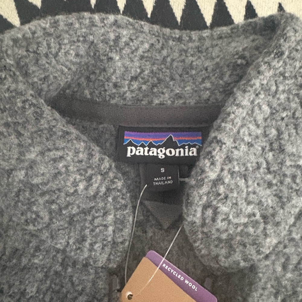 Patagonia women’s Zip-Up Sweater in Heather Gray - Picture 3 of 8